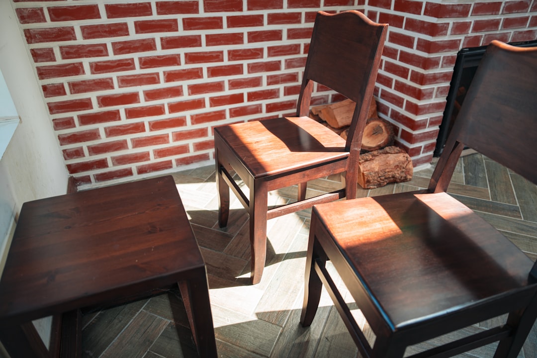 Dlaczego meble z płyty MDF nie dorównują drewnianym? Porównanie jakości i trwałości